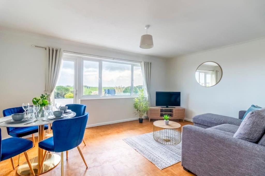 Beautiful Sea View 2 Bedroom Sleeps 6-Free Parking Bournemouth Kültér fotó