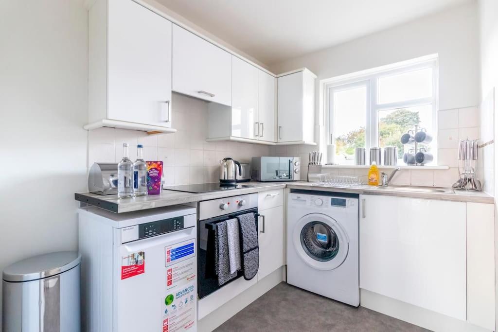 Beautiful Sea View 2 Bedroom Sleeps 6-Free Parking Bournemouth Kültér fotó